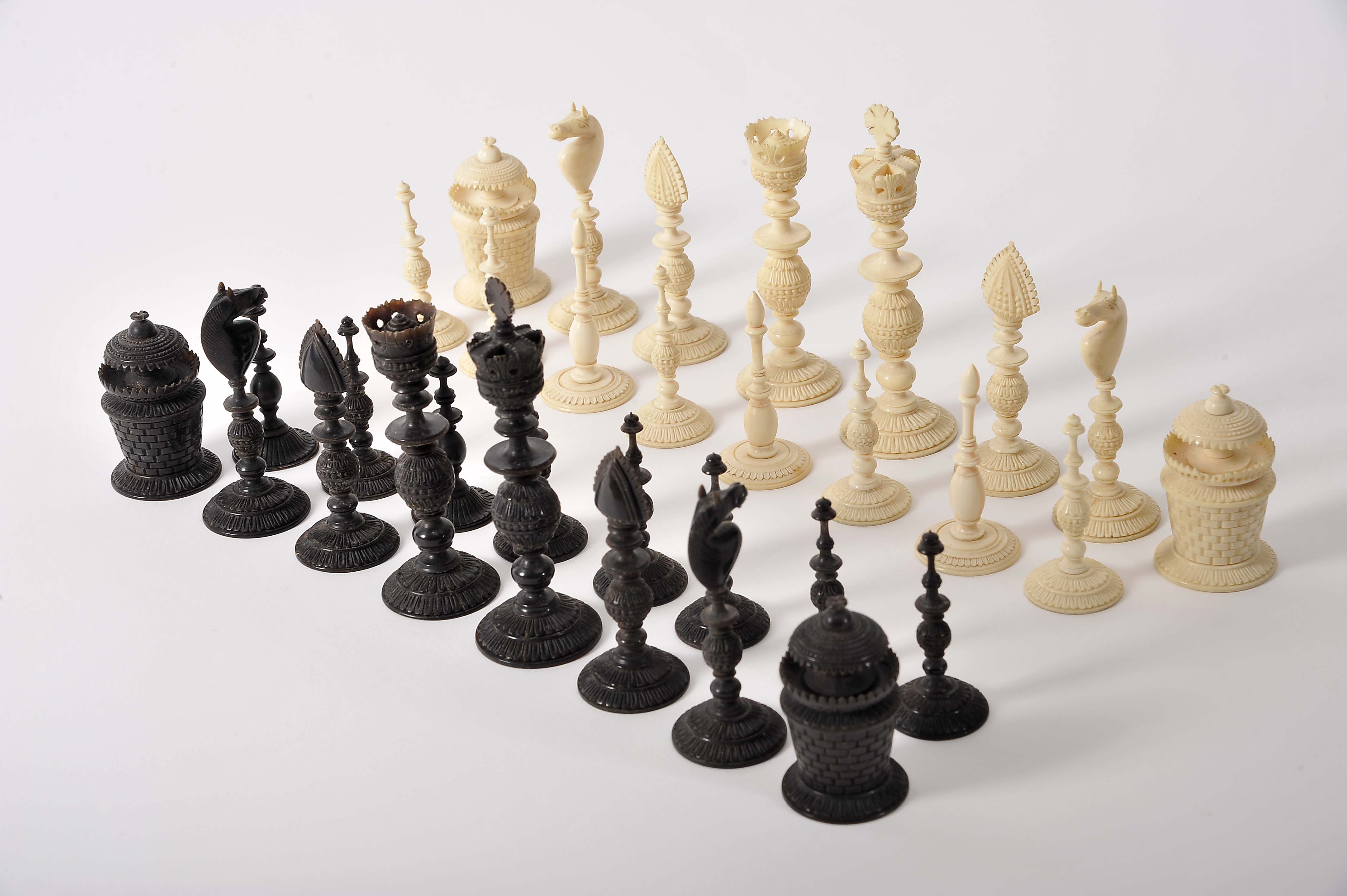 Chess pieces - Image 2 of 5