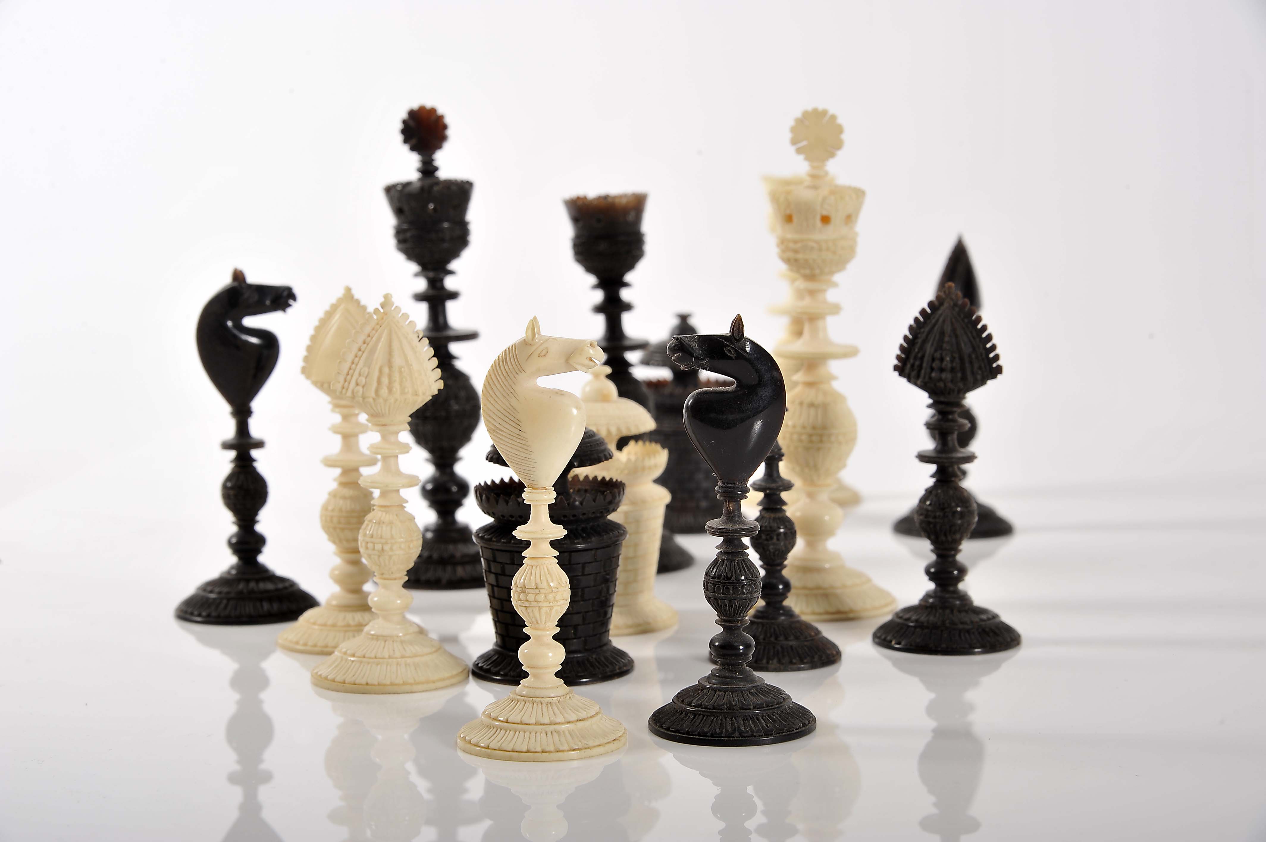 Chess pieces - Image 4 of 5