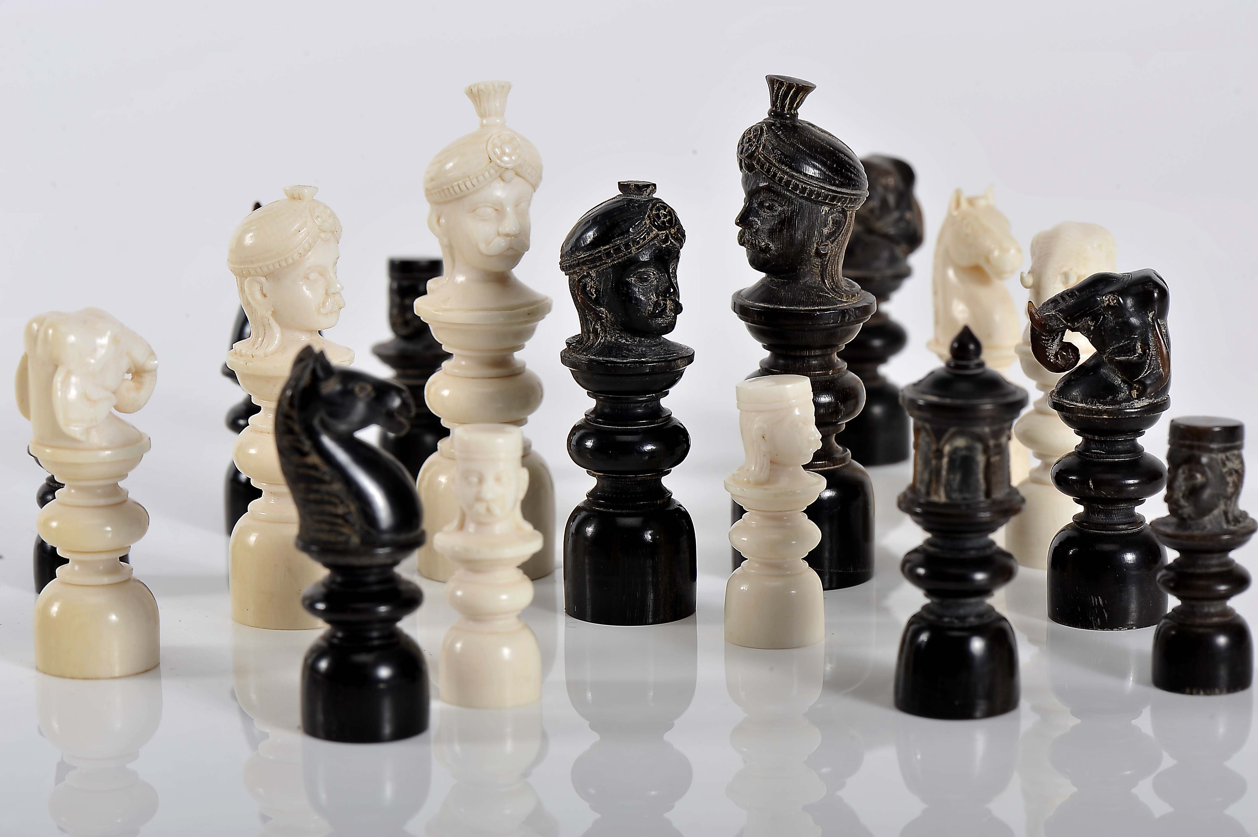 Chess pieces - Image 3 of 5