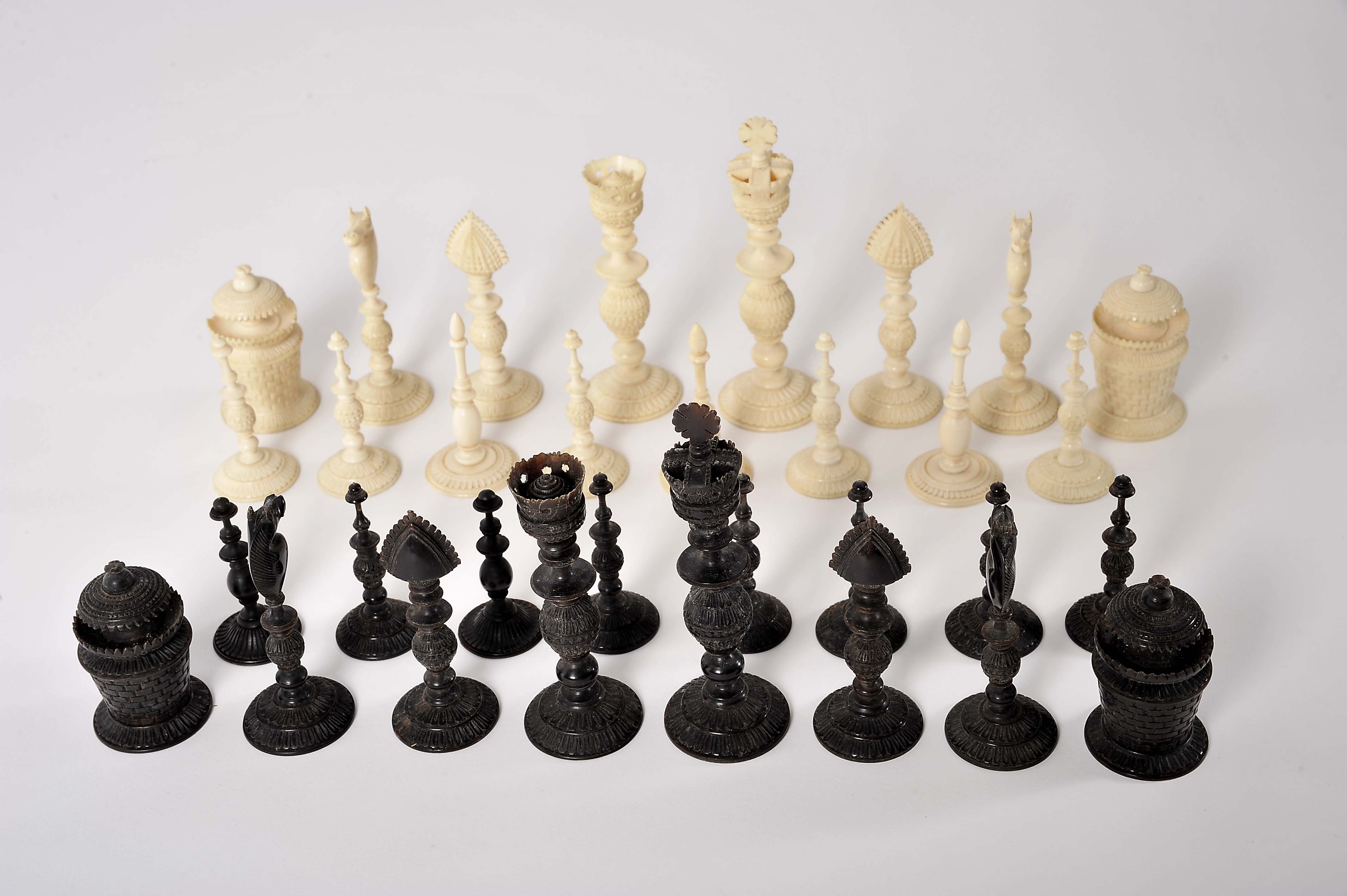 Chess pieces - Image 3 of 5