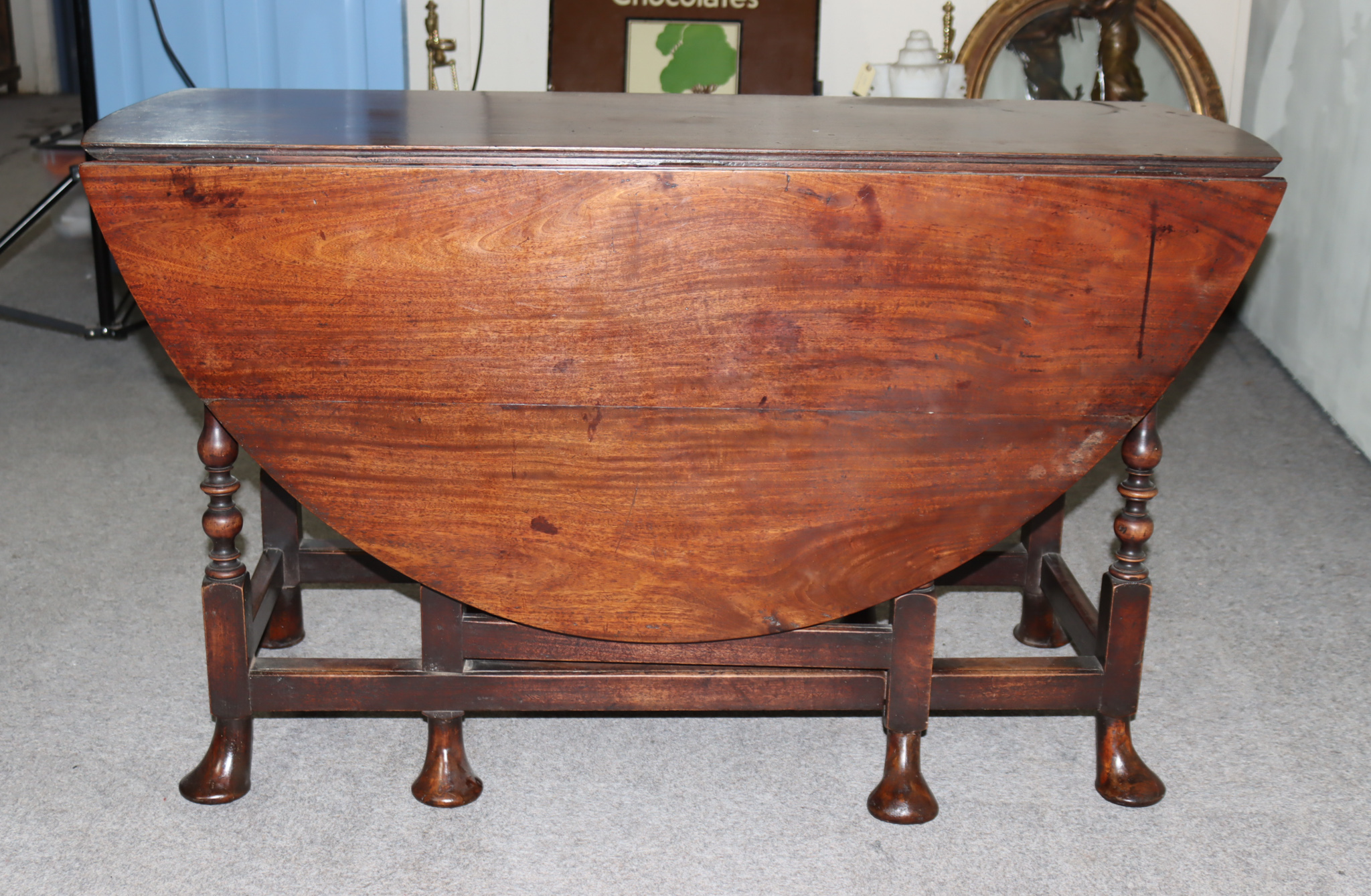 An Early 18th Century Mahogany Oval Gateleg Table, on turned supports with pad feet, 55ins x 47ins x - Image 2 of 5