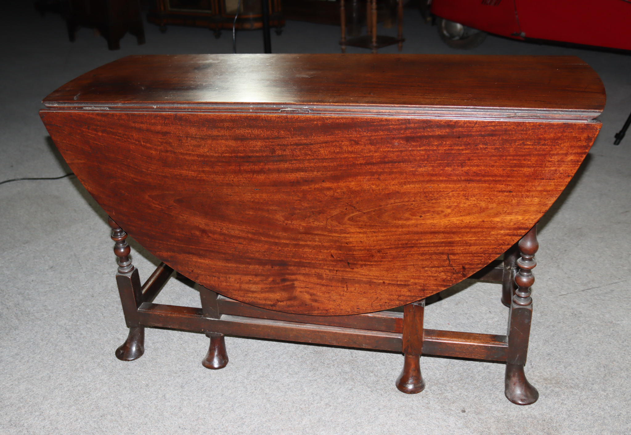 An Early 18th Century Mahogany Oval Gateleg Table, on turned supports with pad feet, 55ins x 47ins x - Image 4 of 5