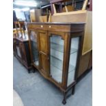 AN EDWARDIAN MARQUETRY INLAID MAHOGANY DISPLAY CABINET, ON CABRIOLE SUPPORTS, CLAW AND BALL FEET,