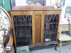 A MAHOGANY SMALL DISPLAY CABINET WITH RAISED BACK, CENTRE PANEL FLANKED BY TWO SERPENTINE ASTRAGAL