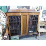 A MAHOGANY SMALL DISPLAY CABINET WITH RAISED BACK, CENTRE PANEL FLANKED BY TWO SERPENTINE ASTRAGAL