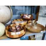 THREE CHEQUERED TURNED WOOD FRUIT BOWLS, 9 ½?, 8 ½? AND 7 ½? DIAMETER; A SHALLOW TURNED LIGHT WOOD