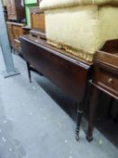 AN EARLY 19TH CENTURY MAHOGANY PEMBROKE DINING TABLE, ON FOUR RING TURNED TAPERING LEGS WITH