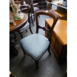 A SET OF FOUR VICTORIAN MAHOGANY SPOON BACK DINING CHAIRS WITH TURNED FRONT SUPPORTS