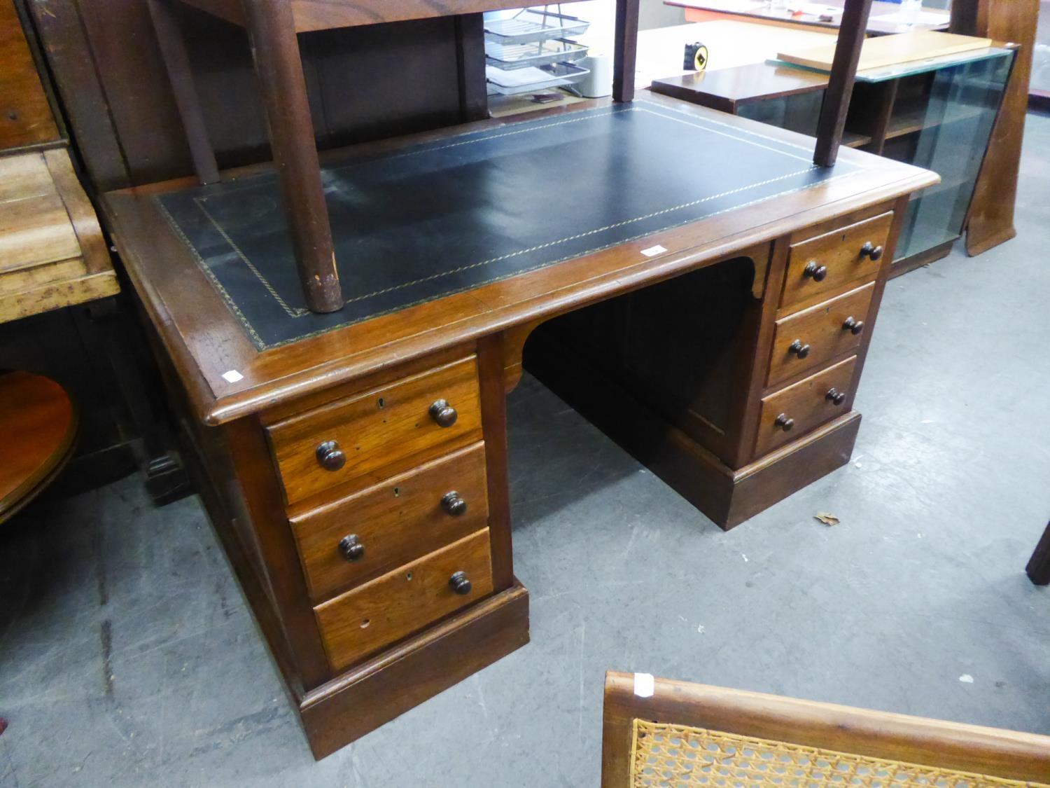 AN ANTIQUE MAHOGANY TWIN PEDESTAL DESK, HAVING THREE DRAWERS TO EACH PEDESTAL, THE TOP HAVING