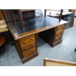 AN ANTIQUE MAHOGANY TWIN PEDESTAL DESK, HAVING THREE DRAWERS TO EACH PEDESTAL, THE TOP HAVING