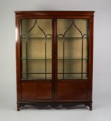 EARLY TWENTIETH CENTURY FIGURED MAHOGANY DISPLAY CABINET, the moulded oblong top above gazed sides