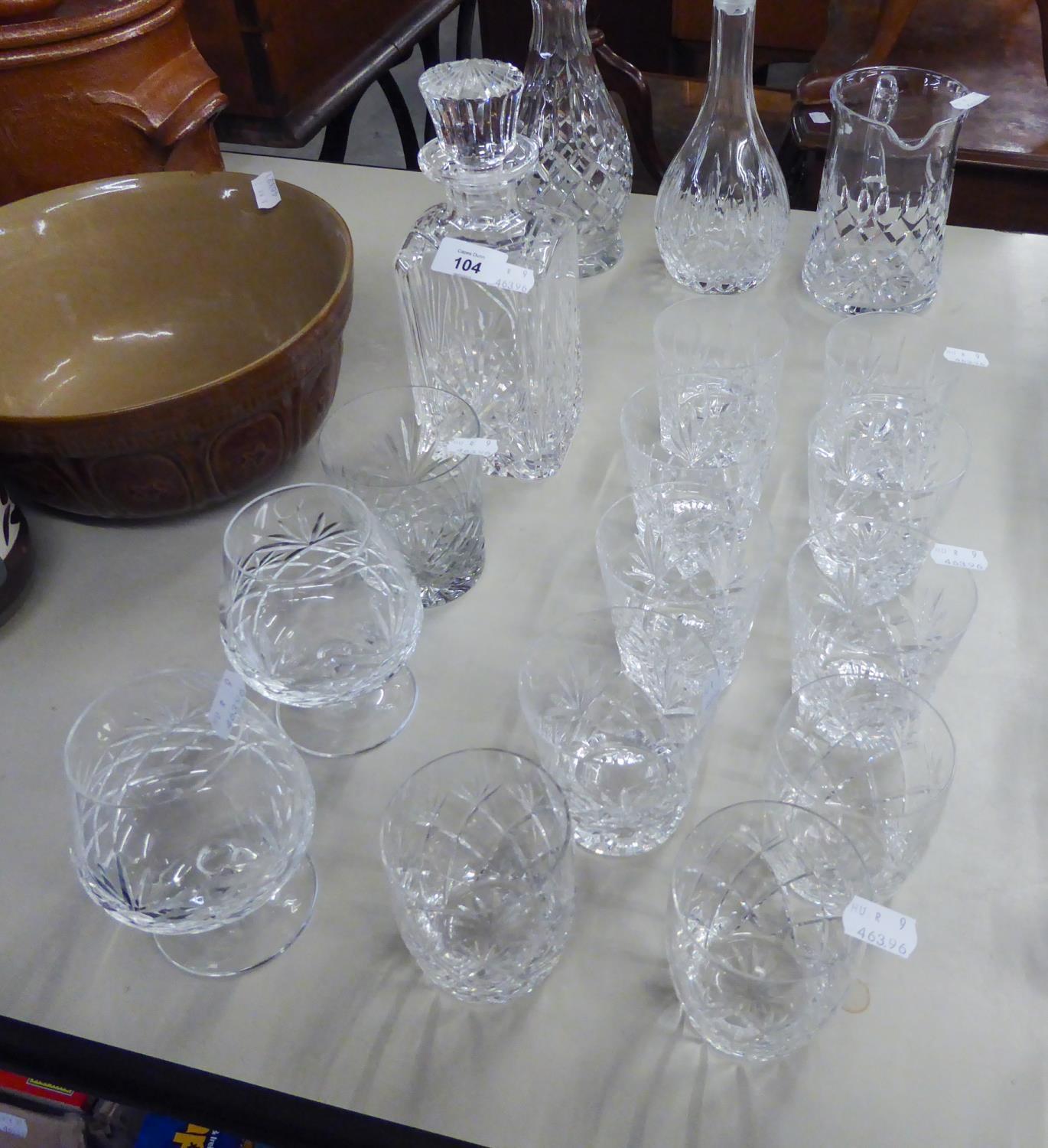 A HEAVY CUT GLASS SQUARE SPIRIT DECANTER AND STOPPER AND A SET OF 5 CUT GLASS SPIRIT TUMBLERS AND