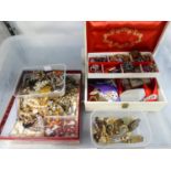 LARGE SELECTION OF COSTUME JEWELLERY INCLUDING; GOOD SELECTION OF ORNATE BROOCHES TOGETHER WITH A