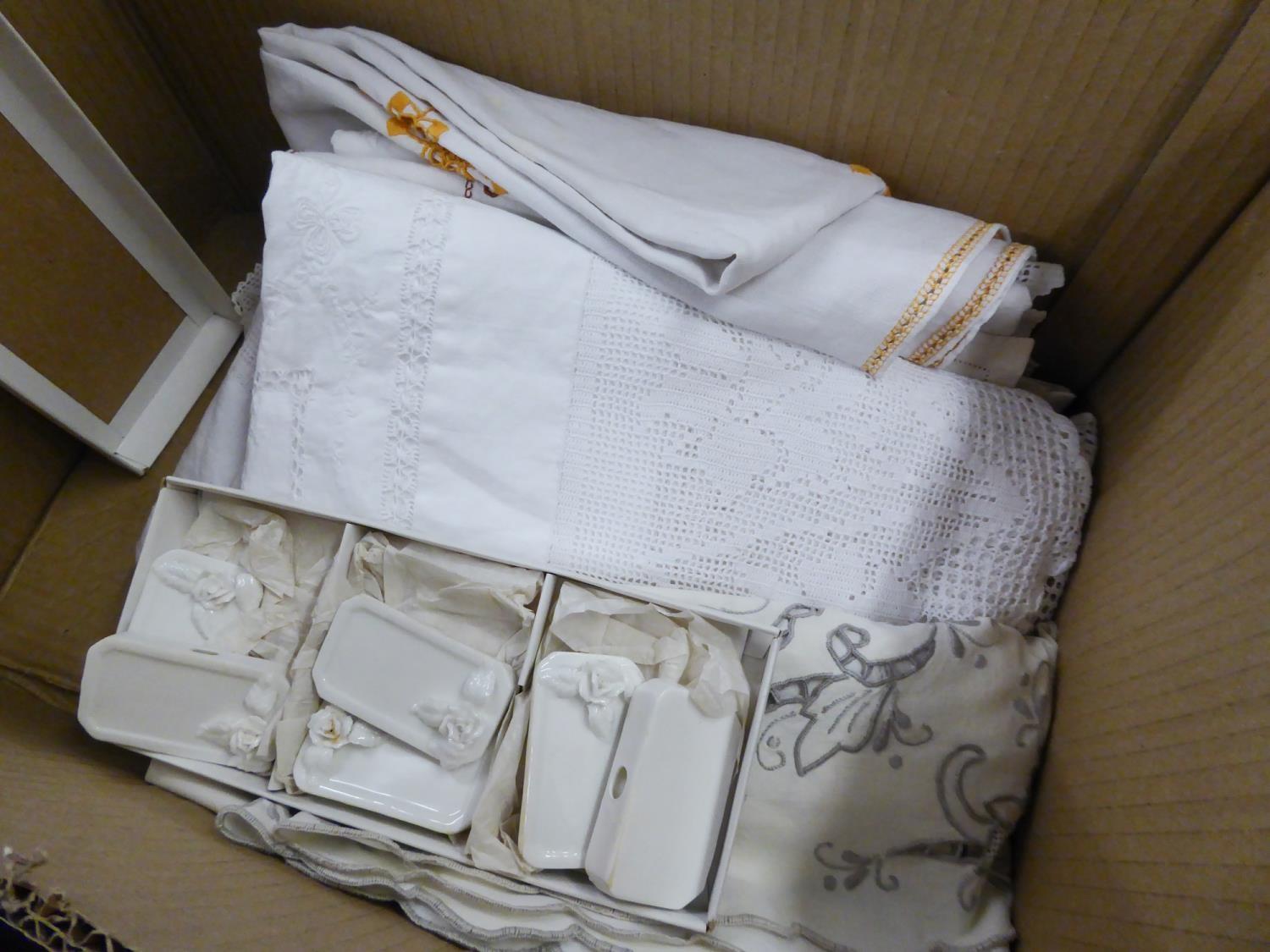 QUANTITY OF TABLE LINEN AND LACE AND SIX CHINA NAME PLATE SETTINGS