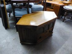 A NEST OF THREE OBLONG COFFEE TABLES AND A GOOD CARVED OAK CORNER TELEVISION STAND