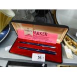A BOXED SET OF TWO 'PARKER' PENS, A BACK SCRATCHER AND A 'ANDY CAP' TALC CONTAINER