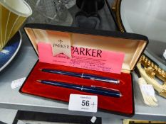 A BOXED SET OF TWO 'PARKER' PENS, A BACK SCRATCHER AND A 'ANDY CAP' TALC CONTAINER