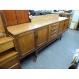 A G-PLAN 'FRESCO' TEAK LONG LOW SIDEBOARD, FOUR CENTRAL DRAWERS, FLANKED BY TWO CUPBOARD DOORS TO