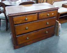 A WALNUT WOOD CHEST OF TWO SHORT AND TWO LONG DRAWERS WITH BRASS KNOB HANDLES, WITH QUADRANT