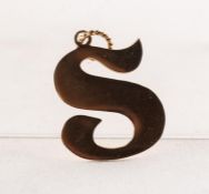 9ct GOLD PENDANT, in the form of the letter S, 1in (2.5cm), 3 gms