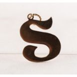 9ct GOLD PENDANT, in the form of the letter S, 1in (2.5cm), 3 gms