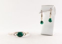 ISRAELI STERLING SILVER SPRUNG BANGLE, the top cavetto set with a cabochon oval malachite and a PAIR