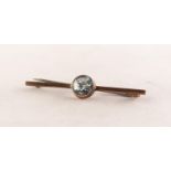 9ct GOLD BAR BROOCH, the centre collet set with a circular aquamarine, 2in (5cm) wide, 3 gms