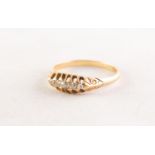 AN EDWARDIAN 18ct GOLD RING, with a lozenge shaped setting of five graduated small diamonds,