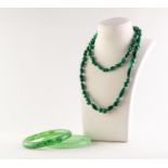 A SINGLE STRAND NECKLACE of round and oval malachite beads, 29" (74cm) and two jade green