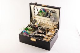 BLACK LEATHER JEWELLERY CASE with lift-out tray containing JEWELLERY including a silver foliate