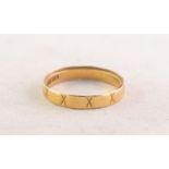 18ct GOLD WEDDING RING, engraved autour with 'X's, Birmingham 1963, 2.5gms, ring size 'O'