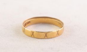 18ct GOLD WEDDING RING, engraved autour with 'X's, Birmingham 1963, 2.5gms, ring size 'O'