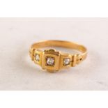 VICTORIAN 18ct GOLD RING set with three small diamonds, the centre diamond in a square setting and