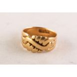 VICTORIAN 18ct GOLD RING, the broad pierced top of cross-over pattern, ring size K/L, 4 gms