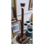 A TURNED WOOD TALL, TAPERED AND SPIRALLY FLUTED CANDLESTICK, 21? HIGH