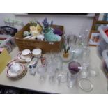 A SELECTION OF CHINA AND GLASS WARES TO INCLUDE; A ROYAL YORK PART TEA SERVICE, PLANTERS, BOWLS,