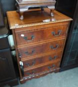 AN INLAID MAHOGANY HIFI CABINET, THE SINGLE DOOR FACED AS FOUR FALSE DRAWERS AND LIFT-UP TOP