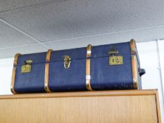 FIBRE AND WOOD BOUND BLUE CAB IN TRUNK WITH BRASS LOCKS AND SIDE CARRYING HANDLES
