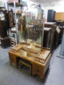 ART DECO FIGURED WALNUTWOOD STYLISH KNEEHOLE DRESSING TABLE WITH LARGE CENTRAL MIRROR, FLANKED BY
