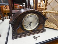 AN OAK MANTEL CLOCK WITH 8 DAYS CHIMING AND STRIKING MOVEMENT, CIRCULAR SILVERED ARABIC DIAL, THE