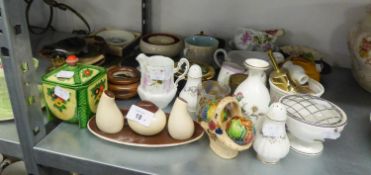 A SELECTION OF DECORATIVE CERAMICS AND CHINA TO INCLUDE; A CARLTON WARE CONDIMENT SET, A CARLTON