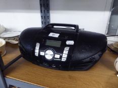 HITACHI PORTABLE RADIO/CD PLAYER