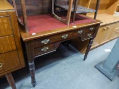 AN EDWARDIAN MAHOGANY KNEEHOLE DESK WITH INLET LEATHER CLOTH MAROON TOP, FOUR DRAWERS, ON TURNED