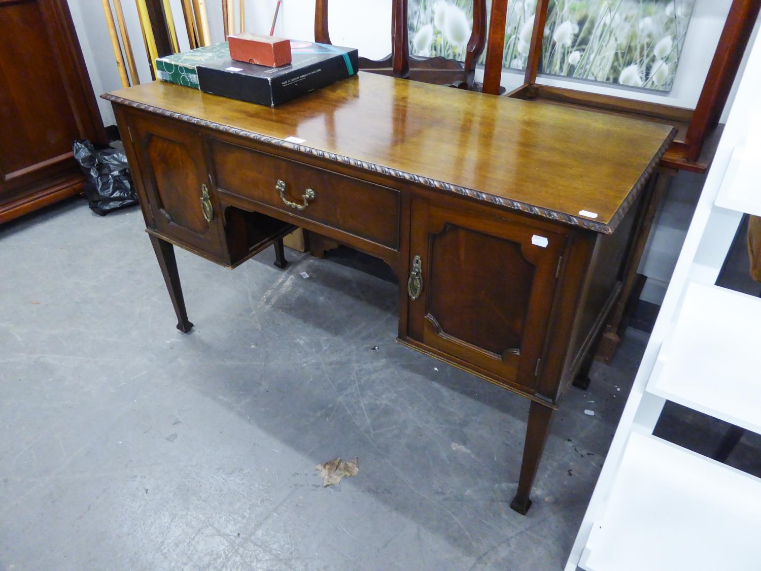 EDWARDIAN MAHOGANY KNEEHOLE DESK, HAVING CUPBOARD DOORS BETWEEN DRAWER WITH BRASS HANDLES ON