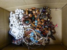 A BAG OF ASSORTED COSTUME JEWELLERY VARIOUS