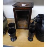 A SMALL OAK SINGLE GLAZED DOOR SMOKERS CABINET, THE INTERIOR HAVING A SINGLE DRAWER  AND TWO PAIRS