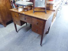 A MAHOGANY KNEEHOLE DRESSING TABLE WITH FIVE DRAWERS, ON SQUARE TAPERING LEGS WITH CASTORS (DAMAGE