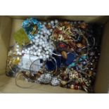 A BAG OF ASSORTED COSTUME JEWELLERY VARIOUS