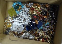 A BAG OF ASSORTED COSTUME JEWELLERY VARIOUS