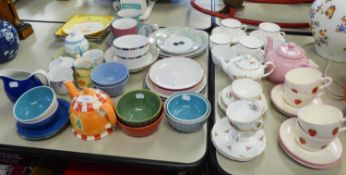 A GOOD SELECTION OF MODERN TEA AND DINNER WARES TO INCLUDE; STRAWBERRY PATTERN TEA CUPS AND SAUCERS,
